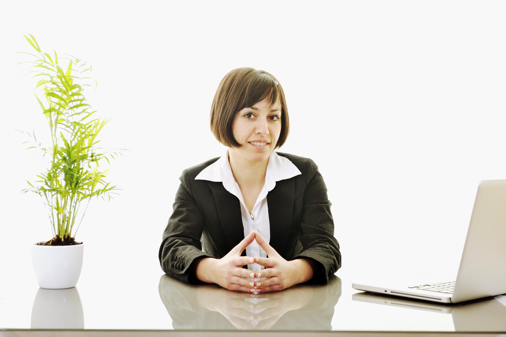 Birou luminos cu agent imobiliar pregătit pentru întâlnire